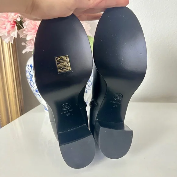 Chanel calfskin ankle boots - Picture 4 of 9